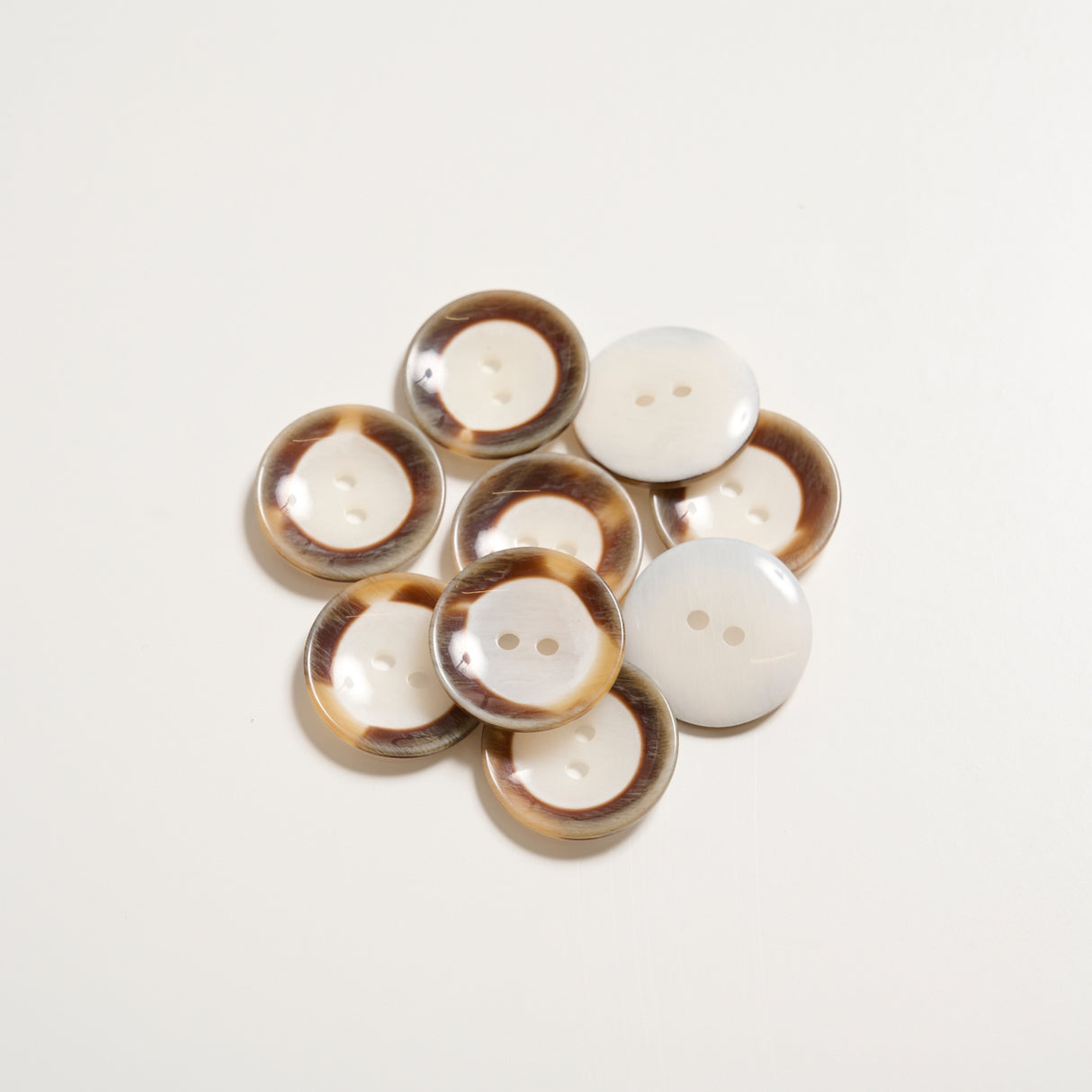 Mayflower Create Knappar - 2 -håls med kant (8st)